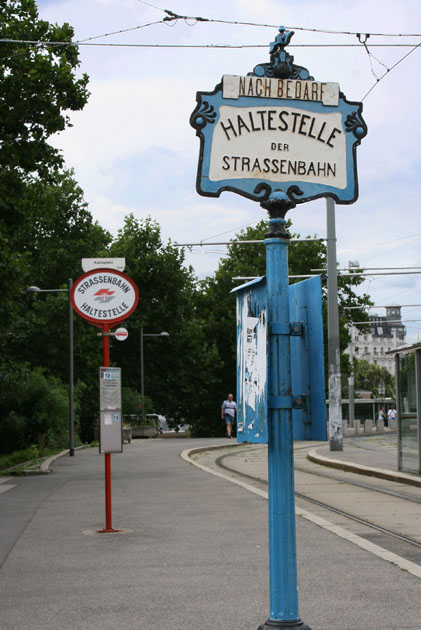 13_02_4245_Trambahnschild_Karlsplatz